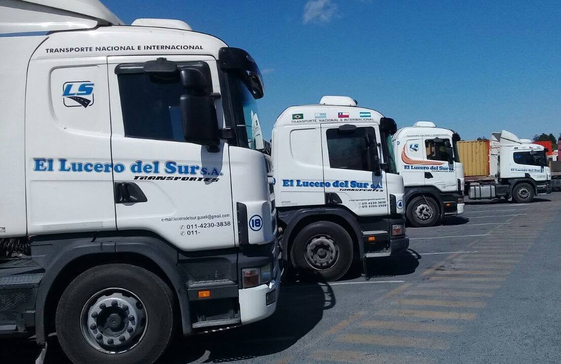 Unidades de El Lucero del Sur alineadas en la playa de maniobras